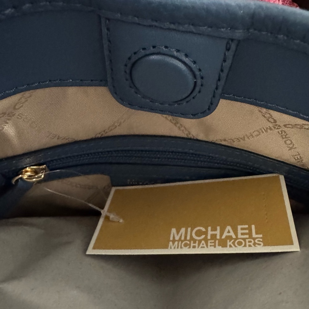 Michael Kors Crossbody in Blue Leather with guitar strap - Picture 4 of 7